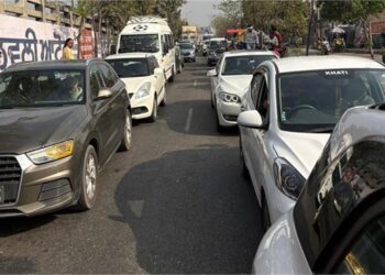 Jalandhar Traffic Jam: जालंधर के मेन चौक पर लगा 'महाजाम'! थमे वाहनों के पहिये, सड़कों पर लगी किलोमीटर लंबी कतारें 10 13 7