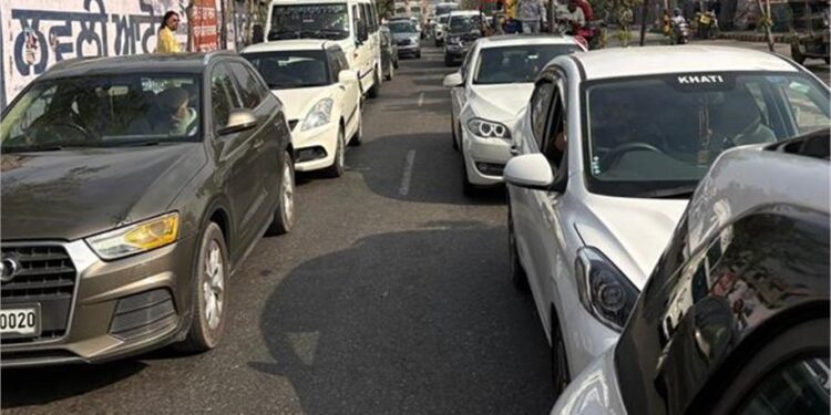 Jalandhar Traffic Jam: जालंधर के मेन चौक पर लगा 'महाजाम'! थमे वाहनों के पहिये, सड़कों पर लगी किलोमीटर लंबी कतारें 1 13 7