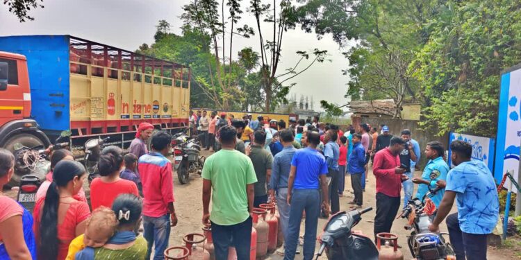 रांची में एलपीजी को लेकर हाहाकार! मिडिल ईस्ट युद्ध के खौफ से गैस एजेंसियों पर लगी लंबी कतारें; प्रशासन ने कहा- &Quot;घबराएं नहीं, स्टॉक पर्याप्त है&Quot; 1 13 8