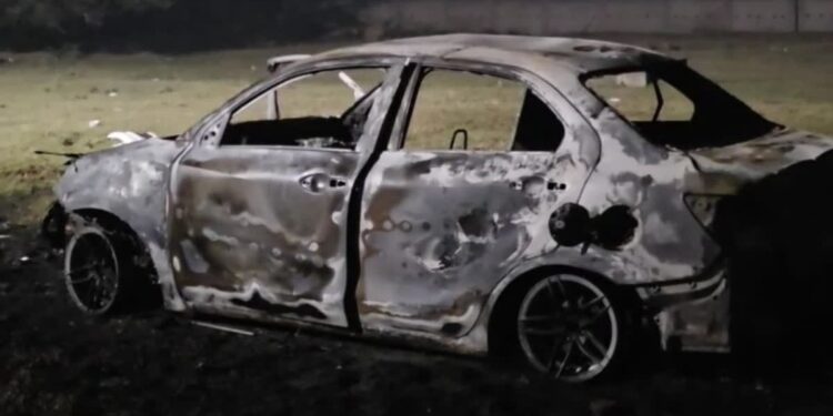 Bokaro News: बोकारो में दो गुटों में हिंसक झड़प, कार में लगाई आग; पुलिस ने शुरू की कार्रवाई, स्थिति पर कड़ी नजर 1 14 9