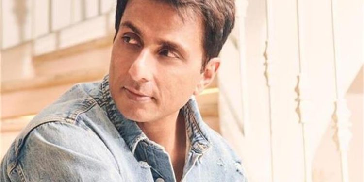 Sonu Sood Helps Indians In Dubai: ईरान-इजरायल युद्ध के बीच दुबई में फंसे लोगों की मदद को आगे आए सोनू सूद, जारी किया खास संदेश 1 17 1