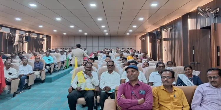 जब 'गुरुजी' खुद बने छात्र! डीसी की पाठशाला में हजारों शिक्षकों ने सीखी भविष्य संवारने की कला; शिक्षा के क्षेत्र में बड़ी पहल 1 18 2