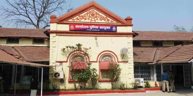 Raipur Crime News: रायपुर की खारून रेलवे कॉलोनी में मिला शव, हत्या या ब्रेन हेमरेज? मौत की गुत्थी सुलझाने में जुटी पुलिस 1 2 2