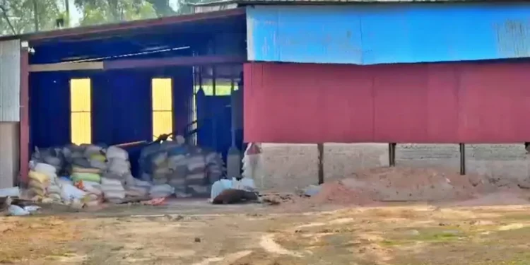 Giridih Mica Factory Raid: गिरिडीह में अभ्रक फैक्ट्री पर दबिश, वैध-अवैध दस्तावेजों की जांच शुरू; प्रशासन की कार्रवाई से कारोबारियों में खलबली 1 20 2 1