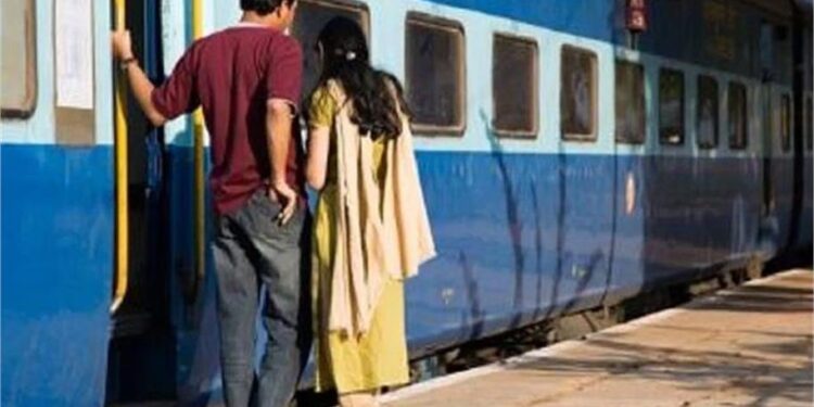 Train Loot News: चलती ट्रेन में युवक से मारपीट और लूटपाट, बदमाशों ने जबरन गूगल पे से मंगवाए पैसे; जांच में जुटी Grp 1 22 4