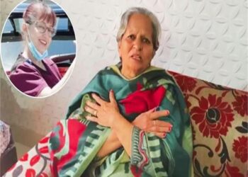 नैंसी ग्रेवाल की मां का रो-रोकर बुरा हाल! कैमरे के सामने हाथ जोड़कर मांगी माफी; सोशल मीडिया पर वायरल हुआ 'इमोशनल' वीडियो 3 24 5