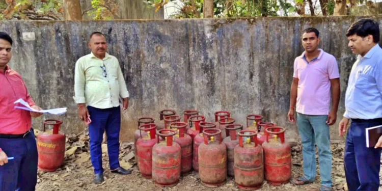 Garhwa News: गढ़वा एसडीएम की बड़ी कार्रवाई, 70 अवैध गैस सिलेंडर जब्त; संचालक के खिलाफ Fir दर्ज, जांच में जुटे अधिकारी 1 27 1 2