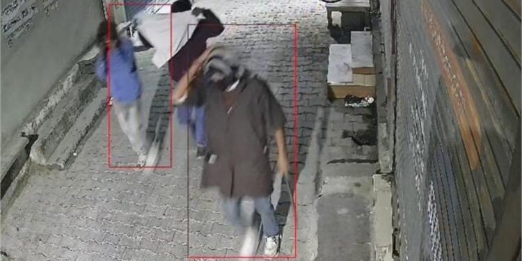 Attempted Robbery: सुनार की दुकान में लूट की कोशिश विफल, अलार्म बजते ही भागे चोर; पुलिस ने शुरू की नाकाबंदी, Cctv फुटेज खंगाल रही टीमें 1 29 3