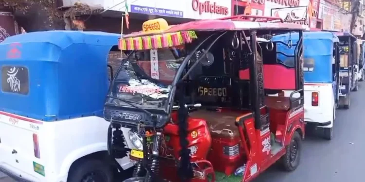 Indore E-Rickshaw New Rules: इंदौर में ई-रिक्शा चलाने के नियम तय, बिना रजिस्ट्रेशन वाले 5000 रिक्शों पर लटकी तलवार; जल्द करें ये काम 1 3 1 5