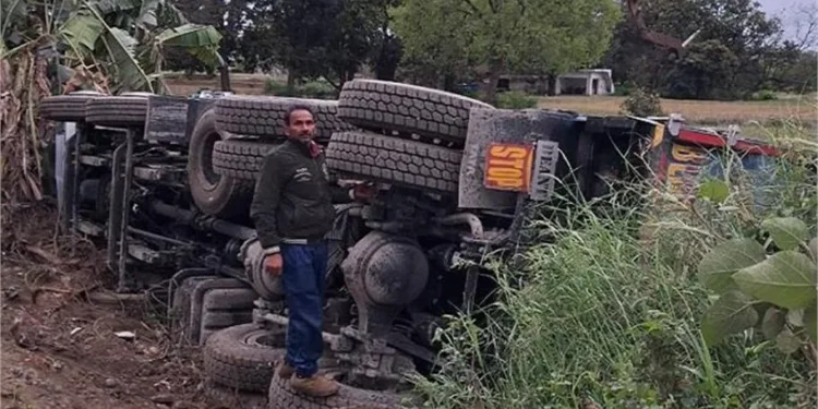 Accident News: अनियंत्रित होकर पलटा बजरी भरा टिप्पर, बिजली लाइनों को पहुँचा भारी नुकसान; कई घंटों से पावर कट, मरम्मत कार्य जारी 1 31 2 2