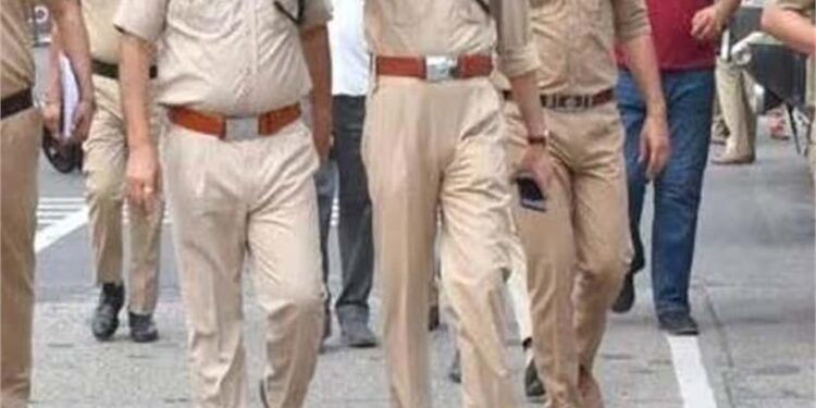 पंजाब पुलिस की बर्बरता! युवक को पहली मंजिल से नीचे फेंका, टूट गई रीढ़ की हड्डी; परिजनों का रो-रोकर बुरा हाल, इलाके में भारी तनाव 1 33 4