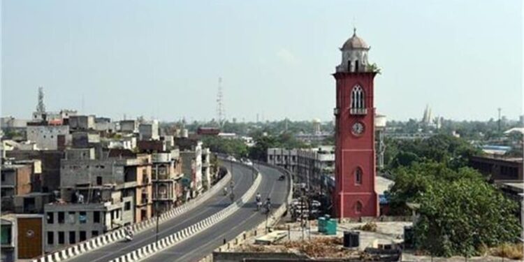 Ludhiana Crime: लुधियाना में 15-20 हथियारबंद बदमाशों ने मचाया उत्पात, तलवारें लहराकर की तोड़फोड़; सीसीटीवी में कैद हुई खौफनाक वारदात 1 35 5