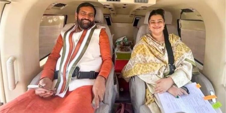 आसमान से महिला दिवस की बधाई! हेलीकॉप्टर में Cm नायब सैनी ने श्रुति चौधरी के साथ शेयर की खास फोटो; इंटरनेट पर वायरल हुआ 'अनोखा' अंदाज 1 38 1