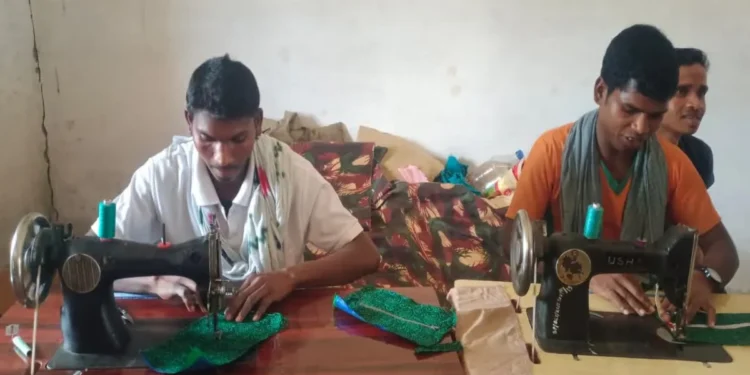Naxalites Transformation: नक्सलवाद का रास्ता छोड़ अब आत्मनिर्भर बन रहे पूर्व नक्सली, हाथों में बंदूक की जगह आई सिलाई मशीन; देखें प्रेरणादायक कहानी 1 4 1 4