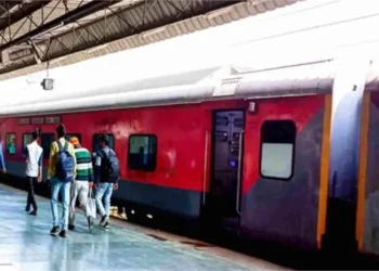 बारिश का 'रेल' पर ब्रेक! दर्जनों ट्रेनें घंटों लेट, स्टेशनों पर फंसे हजारों यात्री; सफर पर निकलने से पहले चेक कर लें अपनी ट्रेन का स्टेटस 13 40 1 1