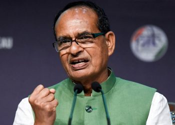 Mp News: शिवराज सिंह चौहान के जन्मदिन पर बड़ा तोहफा; छात्रों के लिए फ्री कोचिंग और गांव-गांव पहुंचेंगे मोबाइल अस्पतालभोपाल: केंद्रीय कृषि मंत्री और मध्य प्रदेश के पूर्व मुख्यमंत्री शिवराज सिंह चौहान आज गुरुवार को 67 साल के हो गए हैं. वह अपना जन्मदिन 'प्रेम-सेवा संकल्प दिवस' के तौर पर मनाएंगे. जिसके तहत वे राज्य में अलग-अलग जगहों पर कोचिंग क्लास और मोबाइल हॉस्पिटल लॉन्च करेंगे. शिवराज सिंह चौहान लोगों के बीच मामा के नाम से पॉपुलर हैं, और उनके जन्मदिन पर लॉन्च होने वाली कोचिंग क्लास और हॉस्पिटल के नाम में यही नाम होगा. शिवराज सिंह पर्यावरण, सेवा, सहायता, शिक्षा और टैलेंट प्रमोशन पर केंद्रित पांच वादे लेंगे. गिफ्ट नहीं लाएं बल्कि पौधा लगाएं शिवराज सिंह चौहान ने मार्च 2022 में सबसे लंबे समय तक Bjp के मुख्यमंत्री रहने का गौरव हासिल किया था. जन्मदिन के मौके पर उन्होंने समर्थकों से माला, गुलदस्ते, शॉल या गिफ्ट न लाने की अपील की. उन्होंने शुभचिंतकों से अपील की कि वे इसके बजाय एक पौधा लगाएं और &Quot;शिव वृक्ष मित्र&Quot; बनने के लिए एक पोर्टल पर Qr कोड के जरिए तस्वीरें अपलोड करें. टॉपर्स छात्रों को देंगे गिफ्ट शिवराज सिंह चौहान ने कहा कि, ''अपने माता-पिता की याद में उन्होंने 'प्रेम-सुंदर प्रतिभा सम्मान' अवॉर्ड शुरू करने का फैसला किया है. विदिशा लोकसभा सीट के सभी आठ असेंबली एरिया में, क्लास 10 और 12 के टॉपर्स को Rs 51,000, Rs 31,000 और Rs 21,000 के कैश प्राइज मिलेंगे. पार्लियामेंट्री एरिया में, टॉप तीन रैंक होल्डर्स को स्पेशल अवॉर्ड मिलेंगे. शिवराज सिंह चौहान गांव की हेल्थकेयर सर्विस को मजबूत करने के लिए विदिशा की सभी आठ असेंबली एरिया में 'मामा चलित हॉस्पिटल' भी लॉन्च करेंगे. इन गाड़ियों में मॉडर्न डायग्नोस्टिक सुविधाएं और क्वालिफाइड डॉक्टर होंगे जो गांवों और बस्तियों में फ्री इलाज और कंसल्टेशन देंगे. यह पहल Mp लोकल एरिया डेवलपमेंट फंड और पब्लिक कंट्रीब्यूशन से चलेगी. इस मौके पर, विदिशा शहर, रायसेन और भैरुंदा में 'मामा कोचिंग क्लासेस' लॉन्च की जाएंगी. ये सेंटर बैंकिंग, Ssc, Mppsc, Drdo और फॉरेस्ट सर्विस जैसे कॉम्पिटिटिव एग्जाम की फ्री तैयारी कराएंगे. बयान में कहा गया है कि शिवराज सिंह चौहान ने दिव्यांग लोगों की मदद के लिए एक कैंपेन को भी तेज किया. उन्होंने पहचाने गए लाभार्थियों को मोटर वाली ट्राइसाइकिल बांटी ताकि वे आसानी से चल-फिर सकें और आत्मनिर्भर बन सकें. शिवराज का जनता के नाम संदेश अपने जन्मदिन पर शिवराज सिंह चौहान ने X हैंडल पर लिखा, ''सेवा प्रेम का अमिट रूप है, हम अपना जन्मदिन बड़े आनंद और उत्साह के साथ मनाते हैं, लेकिन वास्तविकता यह है कि प्रत्येक जन्मदिन के साथ हमारी आयु का एक वर्ष और कम हो जाता है. ऐसे में मन में यही विचार आ रहा है कि बचा हुआ जीवन हम कैसे सार्थक जिएं. मैं मानता हूं कि हम सभी में एक ही चेतना है, इसलिए हम सब एक हैं. हमारे शास्त्रों में भी कहा गया है कि 'आत्मवत् सर्वभूतेष', सिय राममय सब जग जानी, वसुधैव कुटुम्बकम्, प्राणियों में सद्भावना हो और विश्व का कल्याण हो. जब हम सबमें एक ही चेतना है, तो हम सबको अपना मानें और सबसे प्रेम करें. प्रेम का सर्वश्रेष्ठ प्रकटीकरण सेवा है, इसलिए हम सबकी सेवा करें और सबसे प्रेम करें. यही जीवन की वास्तविक सार्थकता है. मेरे हृदय में सेवा का यह संकल्प और प्रबल हो रहा है. प्रकृति और पर्यावरण की रक्षा करना भी सेवा का ही एक पवित्र माध्यम है. पेड़ लगाकर हम धरती, प्रकृति और आने वाली पीढ़ियों के प्रति अपना दायित्व निभा सकते हैं. मैं भी प्रतिदिन पेड़ लगा रहा हूँ, आप भी एक पेड़ लगाइए न.'' शिवराज सिंह चौहान का राजनीतिक करियर शिवराज सिंह चौहान का जन्म 5 मार्च 1959 को सीहोर जिले के जैत में हुआ था. शिवराज सिंह चौहान के राजनीतिक करियर की शुरुआत छात्र राजनीति से हुई. वे अखिल भारतीय विद्यार्थी परिषद (एबीवीपी) में संयोजक, महासचिव और राष्ट्रीय कार्यकारिणी के सदस्य रहे. 1975 में हुए भारतीय आपातकाल (1975–1977) के खिलाफ आंदोलन में उन्होंने सक्रिय रूप से भाग लिया और इस दौरान जेल भी गए. उन्होंने मध्य प्रदेश में सबसे लंबे वक्त तक मुख्यमंत्री बने रहने का रिकॉर्ड बनाया है. वे 2005 से 2018 तक मुख्यमंत्री रहे. 2018 में भाजपा की हार के बाद कांग्रेस की सरकार में कमल नाथ मुख्यमंत्री बने, लेकिन 2020 में कांग्रेस की सरकार गिरी तो शिवराज सिंह चौहान एक बार फिर मध्य प्रदेश के मुख्यमंत्री बने. शिवराज सिंह चौहान 1990 में पहली बार विदिशा जिले की बुधनी सीट से विधायक बने थे. विदिशा लोकसभा क्षेत्र से 5 बार (1991, 1996, 1998, 1999 और 2004) सांसद चुने गए. वर्तमान में केंद्र सरकार में कृषि मंत्री हैं. 7 7