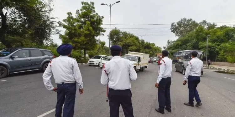 दिल्ली वालों के लिए जरूरी खबर: राजघाट की ओर जाने वाले ये 5 मुख्य मार्ग प्रभावित, ट्रैफिक जाम से बचने के लिए चुनें ये वैकल्पिक रास्ते 1 delhi traffic police 1