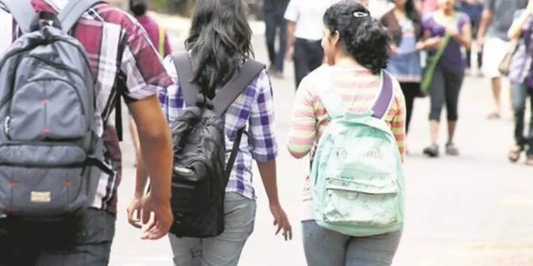Surat Suicide Case: सूरत में दो मेडिकल छात्राओं ने किया सुसाइड, एनेस्थीसिया ओवरडोज से गई जान; पुलिस को मौके से मिले खाली वायल 1 gujrat news 1280 720 16