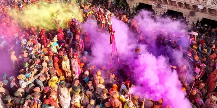 सावधान! होली पर ग्रहों का बड़ा फेरबदल: शनि की दृष्टि बिगाड़ सकती है खेल? जानें अपनी राशि का हाल 1 holi 17