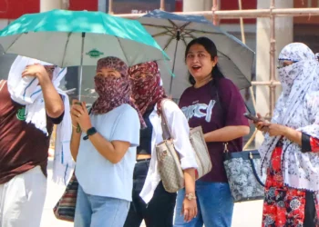 मार्च में मई जैसी आग! दिल्ली में पारा 36°C के पार, राजस्थान-गुजरात में 'लू' का अलर्ट; पहाड़ों पर बर्फबारी ने बढ़ाई हलचल 7 l19520260307090314