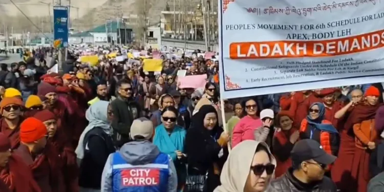 Ladakh Protest: लद्दाख में भारी विरोध प्रदर्शन, 6वीं अनुसूची और राज्य के दर्जे की मांग तेज; सोनम वांगचुक के समर्थन में हजारों लोग 1 leh