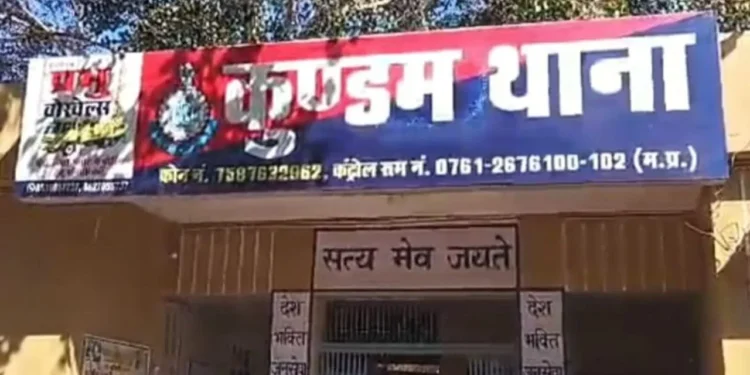 जबलपुर में कलयुगी बेटे की हैवानियत! पहले तसले से सिर फोड़ा, फिर हंसिए से मां को उतारा मौत के घाट; वारदात देख कांप गई रूह 1 mp news 1280 720 2026 03 13t115220.152