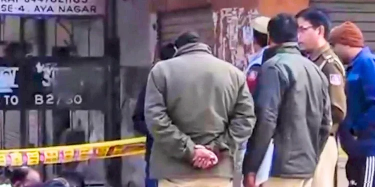 नांगलोई में खौफनाक मंजर! 'अचार का कुआं' बना काल, फैक्ट्री मालिक और जवान बेटे की दम घुटने से दर्दनाक मौत 1 news 2026 03 08t094049.036