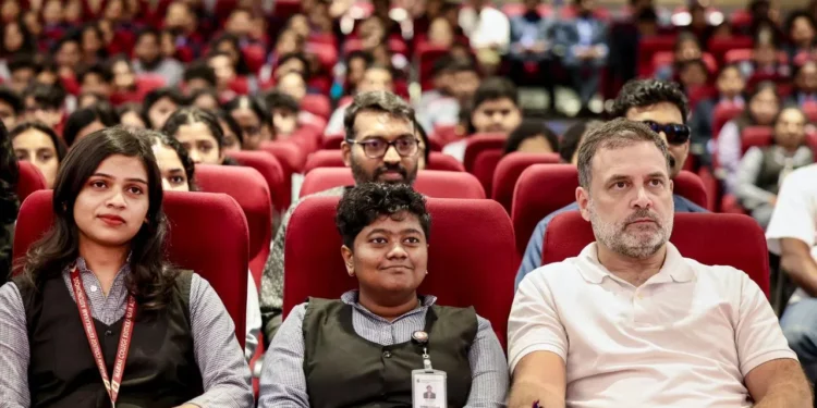 Women'S Day 2026: केरल में राहुल गांधी ने छात्राओं से की दिल की बात, महिला सशक्तिकरण और 'Identity' पर दिया ऐसा जवाब कि बज उठी तालियां 1 rahul gandhi 5