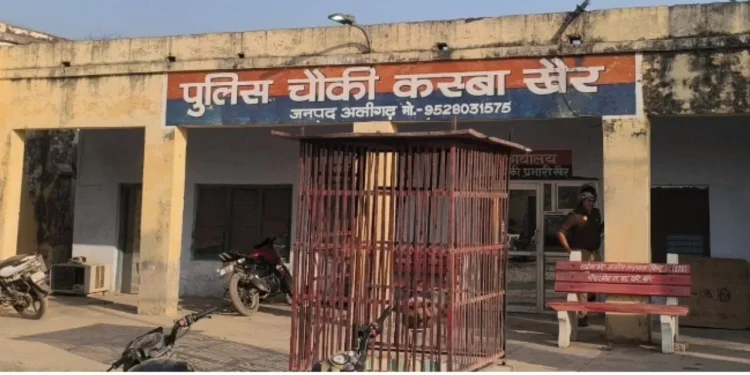 Aligarh News: पुलिस चौकी परिसर में युवक ने खुद को लगाई आग, परिजनों ने बताई वजह 1 up news 1280 720 2026 03 02t085805.402