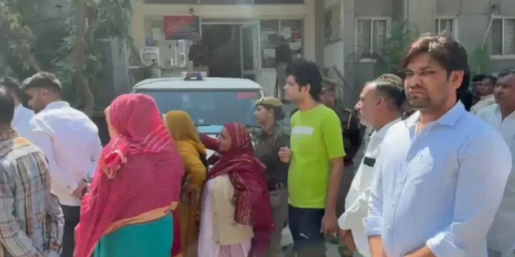 नोएडा में दबंगई की हद! महिलाओं ने विरोध किया तो तान दी पिस्टल, फिर पीछे छोड़ दिया पालतू कुत्ता; वीडियो वायरल 1 up news 1280 720 2026 03 04t101520.228