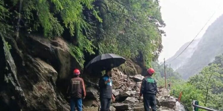 केदारनाथ यात्रा पर बारिश का ब्रेक! गोरीकुंड के पास मलबा-बोल्डर गिरने से यात्रा अगले आदेश तक स्थगित 1 2780 301691339101431932659322 327719399315486102 396292 232986102521651