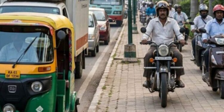 फुटपाथ पर कार या बाइक दौड़ाई तो ₹5,000 का जुर्माना! कर्नाटक सरकार का बड़ा प्रस्ताव 1 3279 770834481668051211 163487 397103292 684231 571086271758 177804095169