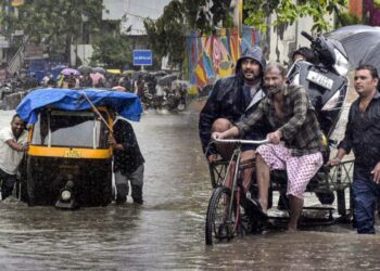 गुजरात में बारिश बनी आफत! हेलीकॉप्टर से रेस्क्यू, अहमदाबाद-सूरत समेत 5 शहरों में बाढ़ जैसे हालात 3 3469 538199425953094610 630962071 708808078175183 773784706 524232965 201