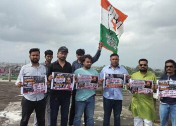 भोपाल में पानी की टंकी पर चढ़े युवा कांग्रेस कार्यकर्ता, मांगा अमित शाह का इस्तीफा 2 4124 745262612678766 830968060 689292197629 189297 360462126691 448690 479