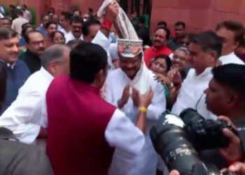 संसद में धर्मेंद्र प्रधान का भव्य स्वागत, इस्तीफे के बाद पहली बार पहुंचे तो Nda सांसदों ने पाग पहनाकर किया अभिनंदन 2 4151 933502368695 542977426 814108914790683279569724887 642775488734760