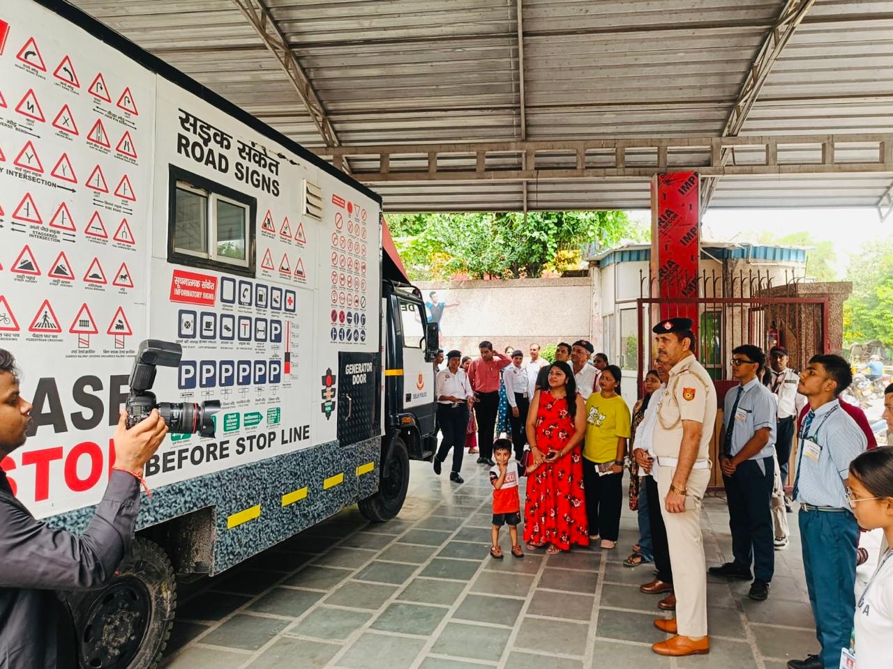 नई पीढ़ी के लिए ट्रैफिक नियमों की जानकारी जरूरी: बिनय सिंह 2 Road Safety Awareness Program at Vidya Bal Bhawan School Delhi