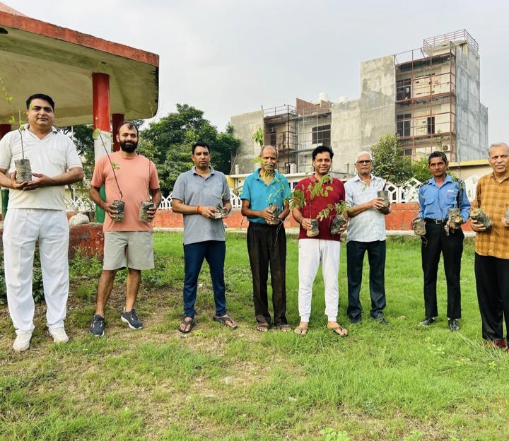ग्रेटर नोएडा के सेक्टर जू-2 में हुआ वृक्षारोपण अभियान, पर्यावरण संरक्षण का दिया संदेश
