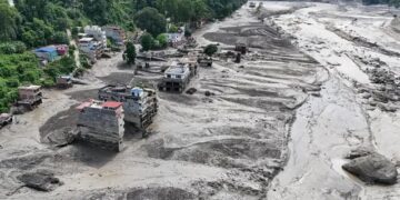 नेपाल-चीन सीमा पर भीषण आपदा, सैकड़ों विदेशी पर्यटकों समेत करीब 1,500 लोग गायब