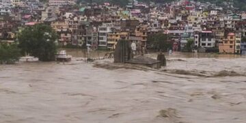 हिमाचल में बारिश का कहर, 145 सड़कें बंद और 224 ट्रांसफार्मर ठप; अगले 48 घंटे भारी पड़ सकते हैं