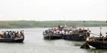 गंगा की तेज धारा बनी काल, मजदूरों से भरी नाव पलटी; SDRF ने संभाला मोर्चा