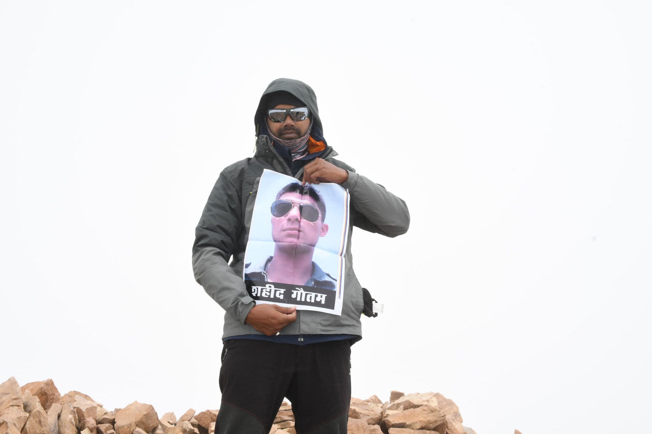 एवरेस्ट बेस कैंप से माउंट यूनाम तक: शंकर शर्मा ने 6,111 मीटर ऊंची चोटी पर फहराया तिरंगा 2 Shankar Sharma hoists Indian flag at Mount Yunam 6111 meter peak