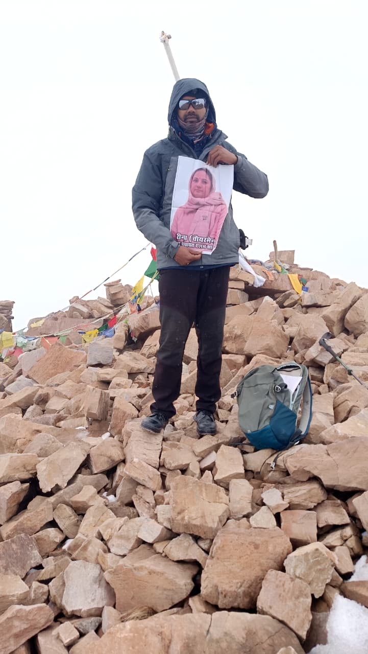 एवरेस्ट बेस कैंप से माउंट यूनाम तक: शंकर शर्मा ने 6,111 मीटर ऊंची चोटी पर फहराया तिरंगा 6 Shankar Sharma hoists Indian flag at Mount Yunam 6111 meter peak