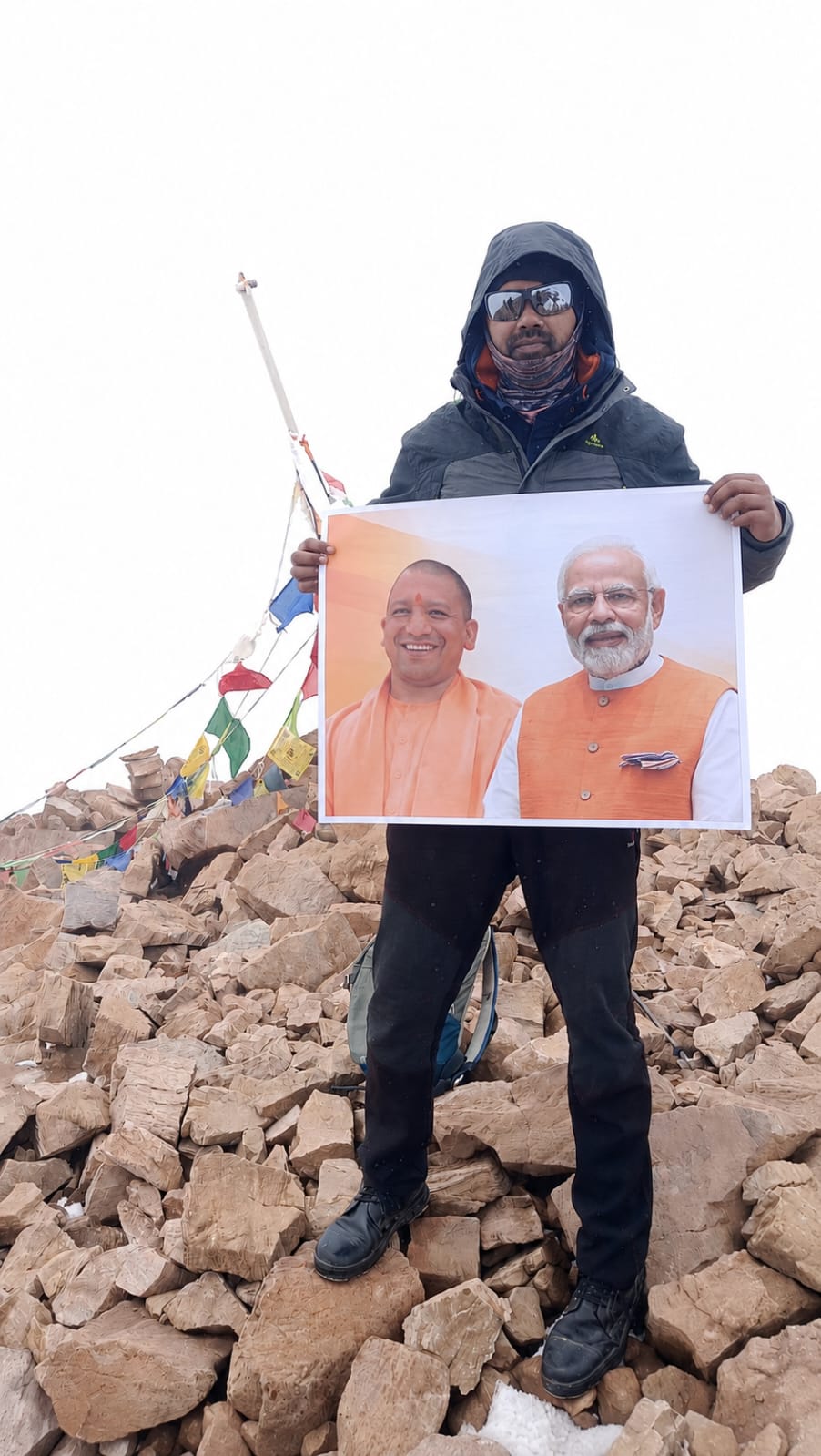 एवरेस्ट बेस कैंप से माउंट यूनाम तक: शंकर शर्मा ने 6,111 मीटर ऊंची चोटी पर फहराया तिरंगा 3 Shankar Sharma hoists Indian flag at Mount Yunam 6111 meter peak