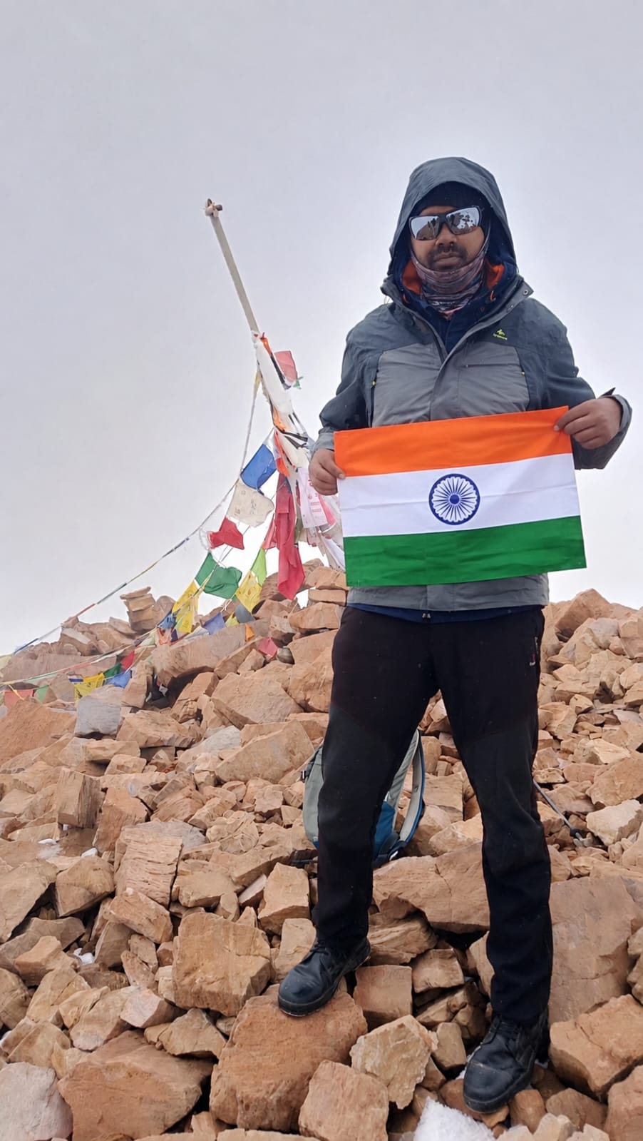 एवरेस्ट बेस कैंप से माउंट यूनाम तक: शंकर शर्मा ने 6,111 मीटर ऊंची चोटी पर फहराया तिरंगा 5 Shankar Sharma hoists Indian flag at Mount Yunam 6111 meter peak