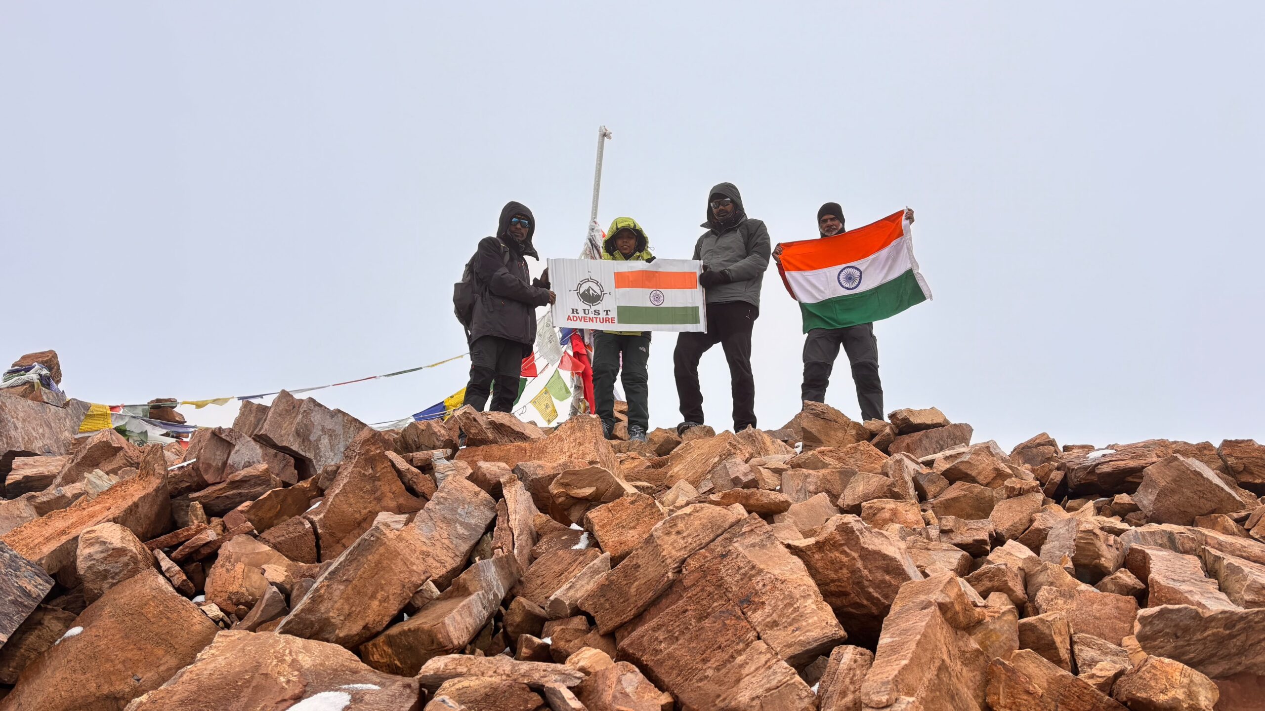 एवरेस्ट बेस कैंप से माउंट यूनाम तक: शंकर शर्मा ने 6,111 मीटर ऊंची चोटी पर फहराया तिरंगा 4 Shankar Sharma hoists Indian flag at Mount Yunam 6111 meter peak