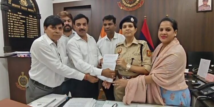 ऑर्गेनाइज्ड क्राइम के खिलाफ कार्रवाई को लेकर भोजपुरी सेवा समिति ने Dcp आकांक्षा यादव को सौंपा धन्यवाद ज्ञापन 1 IMG 20260818 WA0045