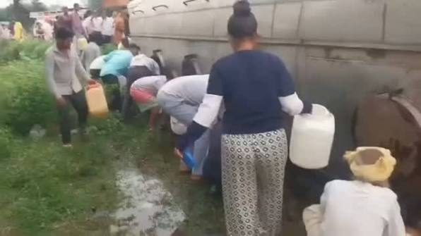 गुना में केमिकल से भरा टैंकर पलटा, खाद्य तेल समझकर लोग भर ले गए पदार्थ 1 images 99 1