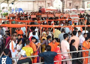 सावन में काशी विश्वनाथ धाम में रिकॉर्ड भीड़, 19 दिनों में 53.69 लाख से ज्यादा भक्तों ने किए दर्शन 2 kasha vashavanatha thhama ma tha
