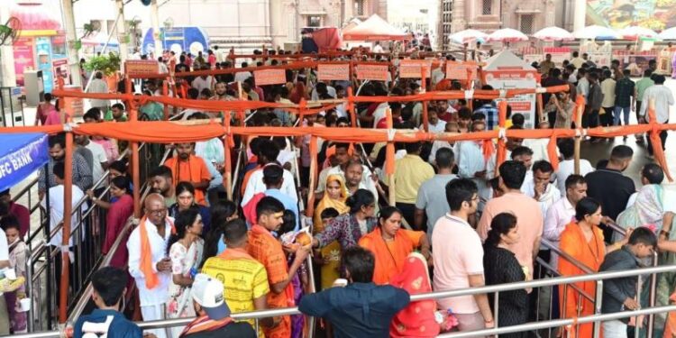 सावन में काशी विश्वनाथ धाम में रिकॉर्ड भीड़, 19 दिनों में 53.69 लाख से ज्यादा भक्तों ने किए दर्शन 1 kasha vashavanatha thhama ma tha