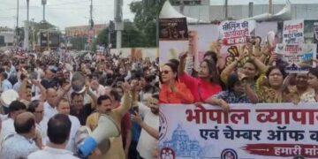 भोपाल में सीलिंग कार्रवाई के खिलाफ व्यापारियों का प्रदर्शन, थाली-गिलास बजाकर जताया विरोध